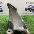 Кронштейн подушки двигуна правий Audi A6 C6 (2004-2011) 4F0199308AB