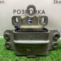 Подушка (опора) двигателя левая  Passat B6 3C0199555AA