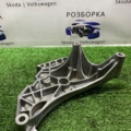Кронштейн подушки (опори) двигуна, передньої Skoda Octavia II (2004-2013) 03L199207