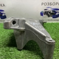 Кронштейн подушки (опори) двигуна, передньої Skoda Octavia II (2004-2013) 03L199207