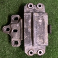 Подушка (опора) двигателя левая Skoda Octavia II (2004-2013) 1K0199555T