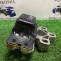 Подушка (опора) двигателя левая Skoda Octavia II (2004-2013) 1K0199555T