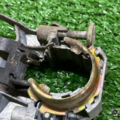 Кронштейн дверей передній лівий Skoda Octavia II 1U0837885B
