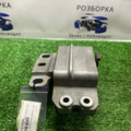 Подушка (опора) двигателя левая Skoda Octavia II 1K0199555M
