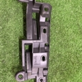 Кріплення бамера ліве Volkswagen Caddy III (2004-2015) 2K0807393