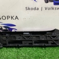 Кронштейн бампера переднього, зовнішній правий Volkswagen Caddy III (2004-2015) 1T0807050