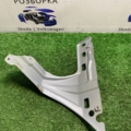 Кронштейн кріплення крила переднього правого передній Volkswagen Caddy III (2004-2015) 1T0821136