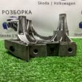 Кронштейн подушки двигателя права Volkswagen Caddy III (2004-2015) 03G199207G