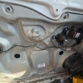 Лівий склопідіймач механічний  Volkswagen Caddy III (2004-2015) 1T0837755L