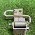 Петля двери передней правой нижня Volkswagen Caddy III (2004-2015) 1T0831412C