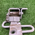 Петля двери передней правой нижня Volkswagen Caddy III (2004-2015) 1T0831412C
