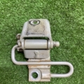 Петля двери передней правой нижня Volkswagen Caddy III (2004-2015) 1T0831412C