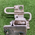 Петля двери передней правой нижня Volkswagen Caddy III (2004-2015) 1T0831412C