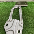 Петля капота ліва Volkswagen Caddy III (2004-2015) 1T0823301B