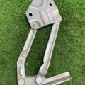 Петля капота права  Volkswagen Caddy III (2004-2015) 1T0823302B