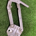 Петля капота права  Volkswagen Caddy III (2004-2015) 1T0823302B