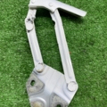 Петля капота права Volkswagen Caddy III (2004-2015) 1T0823302E
