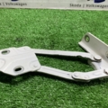Петля капота права Volkswagen Caddy III (2004-2015) 1T0823302E