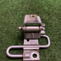 Петля передніх дверей ліва Volkswagen Caddy III (2004-2015) 1T0831411C