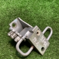 Петля передніх дверей ліва Volkswagen Caddy III (2004-2015) 1T0831411C
