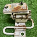 Петля передніх дверей лівої Volkswagen Caddy III (2004-2015) 1T0831411C