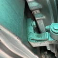 Петля верхня права каді. Volkswagen Caddy III (2004-2015) 6Q0831402C