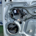 Склопідйомник передній правий Volkswagen Caddy III (2004-2015) 1T0837756