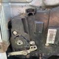 Замок задньої лівої розпашонки дверки Volkswagen Caddy III (2004-2015) 2K0827201AB
