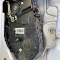 Замок задньої лівої розпашонки дверки Volkswagen Caddy III (2004-2015) 2K0827201AB