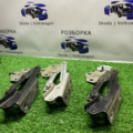 Петля капота ліва Volkswagen Caddy III 1T0823301