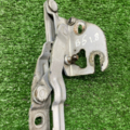 Петля крышки багажника правая Volkswagen Passat B5 8D5827302C