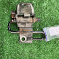 петля передніх дверей права нижня Volkswagen Passat B5 4B0831412B