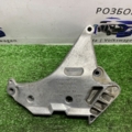 Кронштейн подушки (опори) двигуна, передньої Volkswagen Passat B6 (2005-2010) 03L199207
