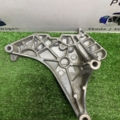 Кронштейн подушки (опори) двигуна, передньої Volkswagen Passat B6 (2005-2010) 03L199207