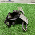 петля нижня передня права Volkswagen Passat B6 3C8831412A