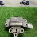 Подушка (опора) двигателя левая Volkswagen Passat B6 3C0199555R