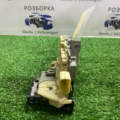 Замок дверей передній правий Volkswagen Passat B6 3C2837016A