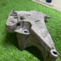 Кронштейн подушки (опори) двигуна, передньої Volkswagen Passat B7 (2010-2015) 03L199207