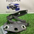 VAG | 3A3301 | шарнір кришки капота B7 Volkswagen Passat B7 3AA823301