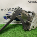 VAG | 3A3301 | шарнір кришки капота B7 Volkswagen Passat B7 3AA823301