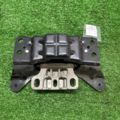 Подушка (опора) двигателя левая B8 Volkswagen Passat B8 5Q0199555R