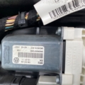 Моторчик склопідйомника задній правий Volkswagen Tiguan I (2007-2016) 5N0959704D