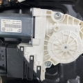 Моторчик склопідйомника задній правий Volkswagen Tiguan I (2007-2016) 5N0959704D