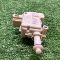 Замок открывания лючка бензобака Volkswagen Touareg I (2002-2010) 1J0810773D