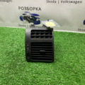 Дефлектор боковий правий Volkswagen Touran I (2003-2010) 1T0819704A